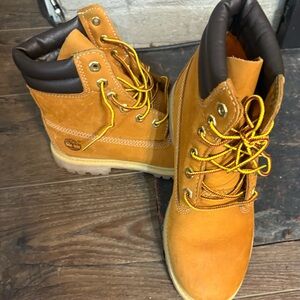 Women’s Timberland Classic Leather Boots Water Resistant with Ortholite Size 8M